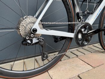 Used Trek Madone SL 6 Gen 8 2025 2025 Road & Gravel, White — image 11 of 20