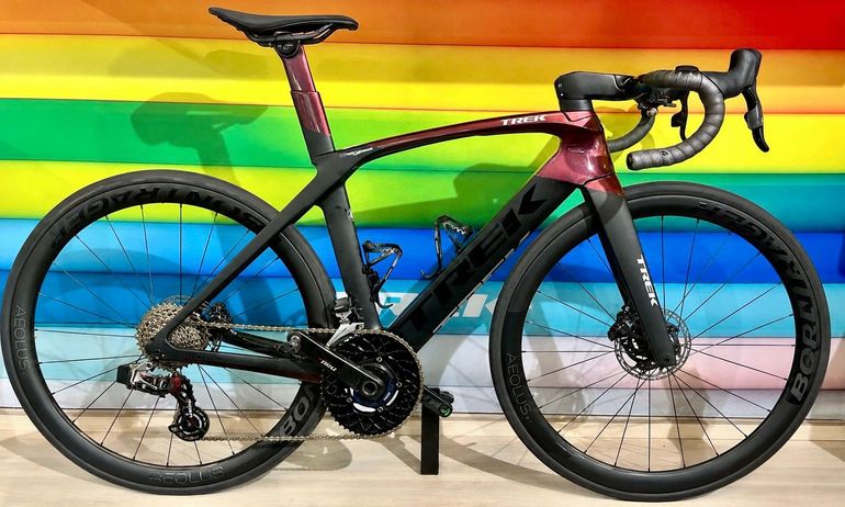 Used Trek Madone SRAM Red eTap 2019 Road & Gravel, Schwarz — image 1 of 13