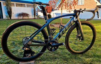 Used Trek TREK MADONE SLR 7 GEN 6 2022 Road & Gravel, Light Gray — image 2 of 20