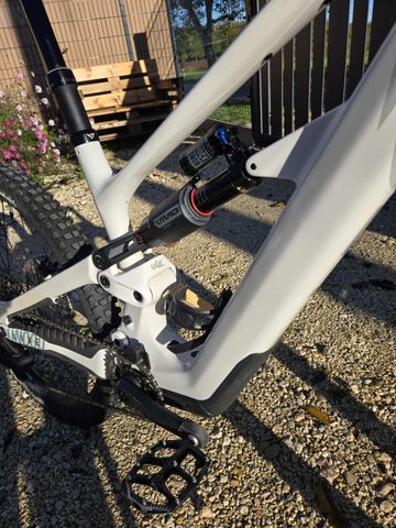 YT Industries Decoy SN SRAM X0 Eagle AXS (T-Type) 2024 Mountainbike usato, Bianco — immagine 2 di 14