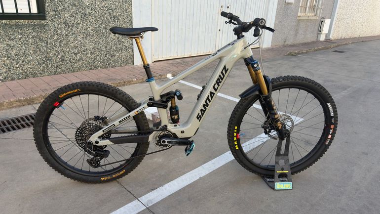 Used Santa Cruz Vala X0 AXS RSV / Carbon CC 2025 2025 Mountainbike, Light Gray, 29, 27.5 — image 1 of 12