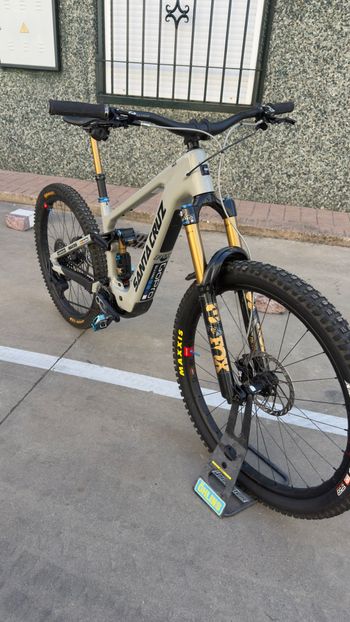 Used Santa Cruz Vala X0 AXS RSV / Carbon CC 2025 2025 Mountainbike, Light Gray, 29, 27.5 — image 4 of 12