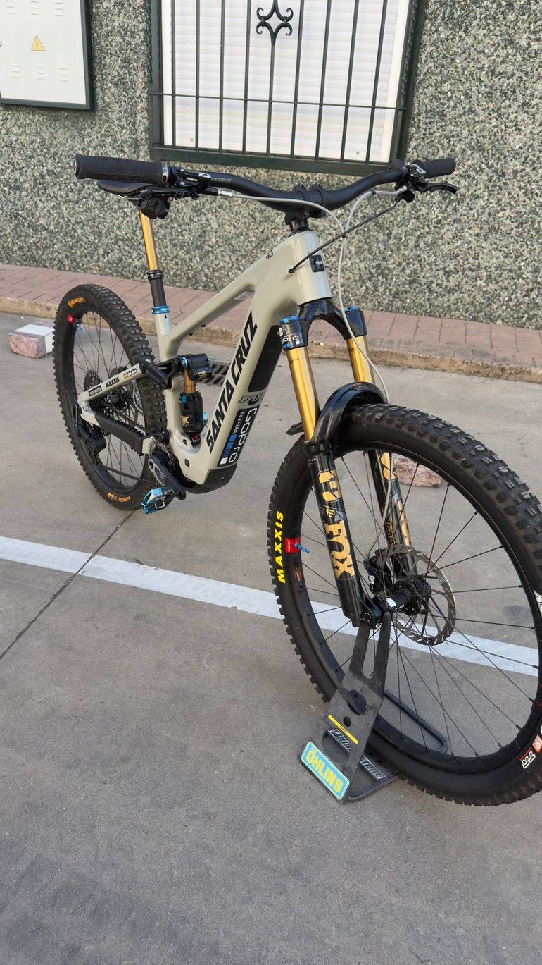 Used Santa Cruz Vala X0 AXS RSV / Carbon CC 2025 2025 Mountainbike, Light Gray, 29, 27.5 — image 4 of 12