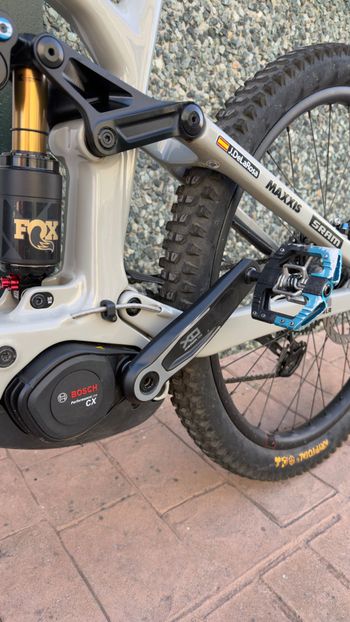 Used Santa Cruz Vala X0 AXS RSV / Carbon CC 2025 2025 Mountainbike, Light Gray, 29, 27.5 — image 10 of 12