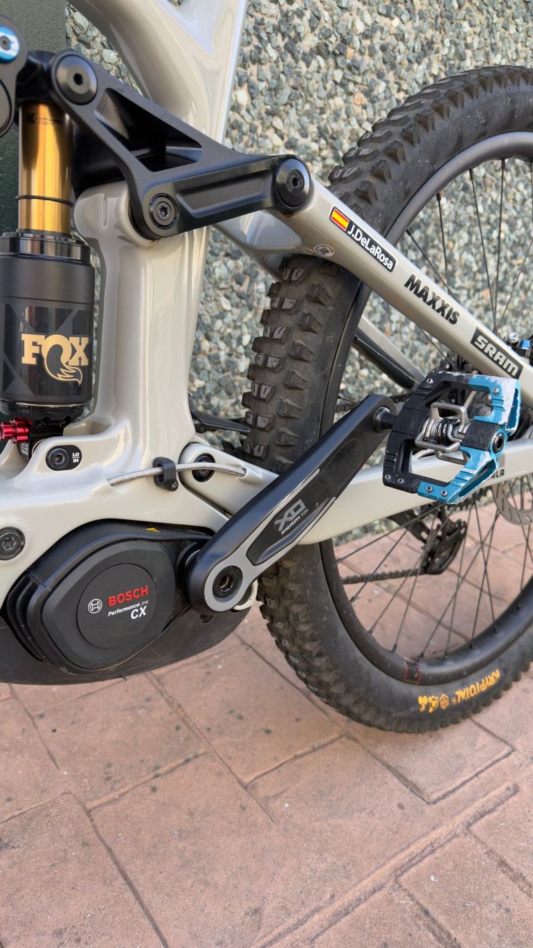 Used Santa Cruz Vala X0 AXS RSV / Carbon CC 2025 2025 Mountainbike, Light Gray, 29, 27.5 — image 10 of 12