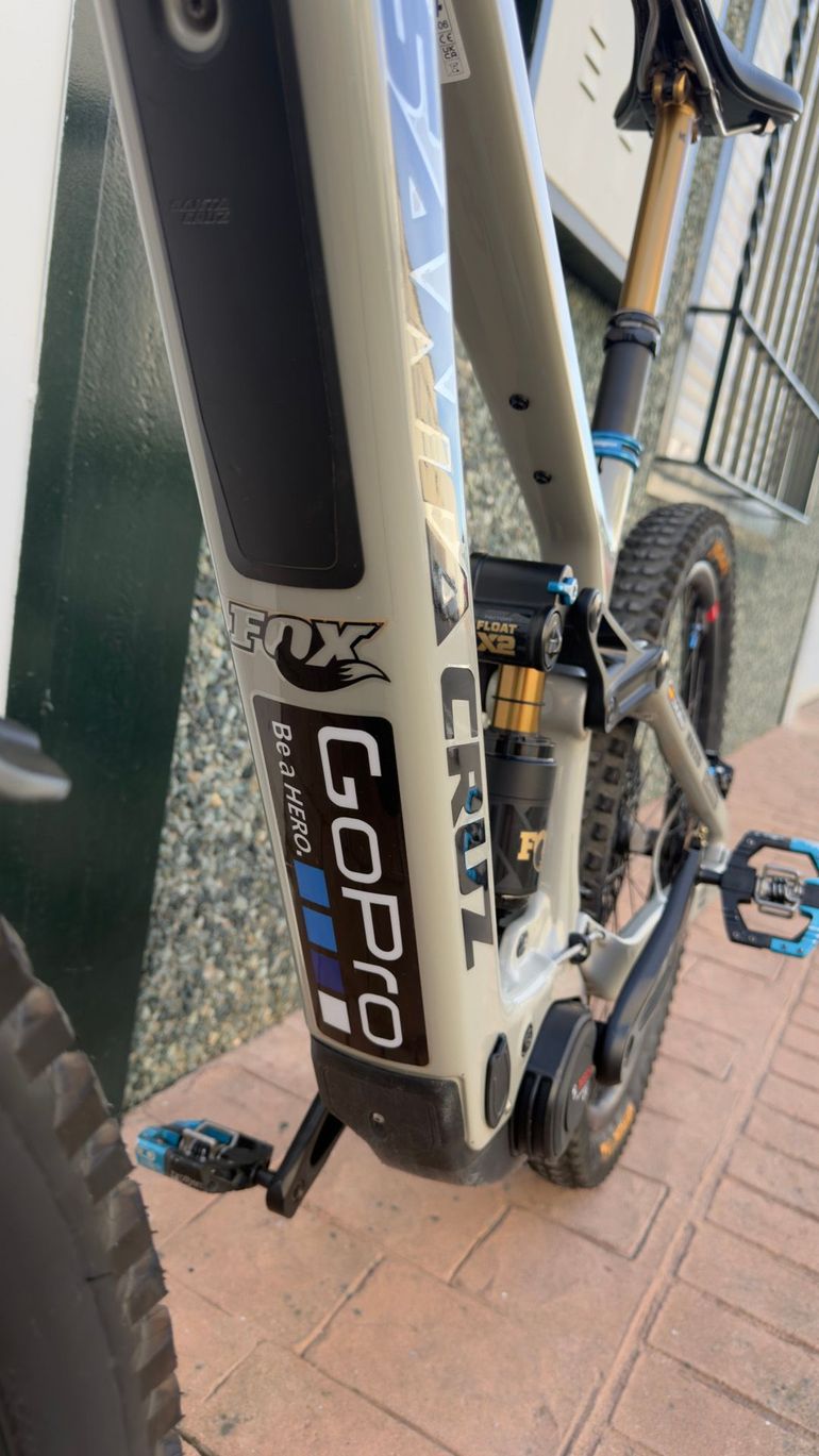 Used Santa Cruz Vala X0 AXS RSV / Carbon CC 2025 2025 Mountainbike, Light Gray, 29, 27.5 — image 8 of 12
