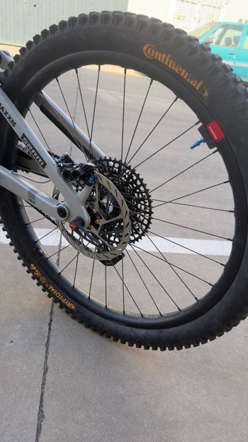 Used Santa Cruz Vala X0 AXS RSV / Carbon CC 2025 2025 Mountainbike, Light Gray, 29, 27.5 — image 12 of 12
