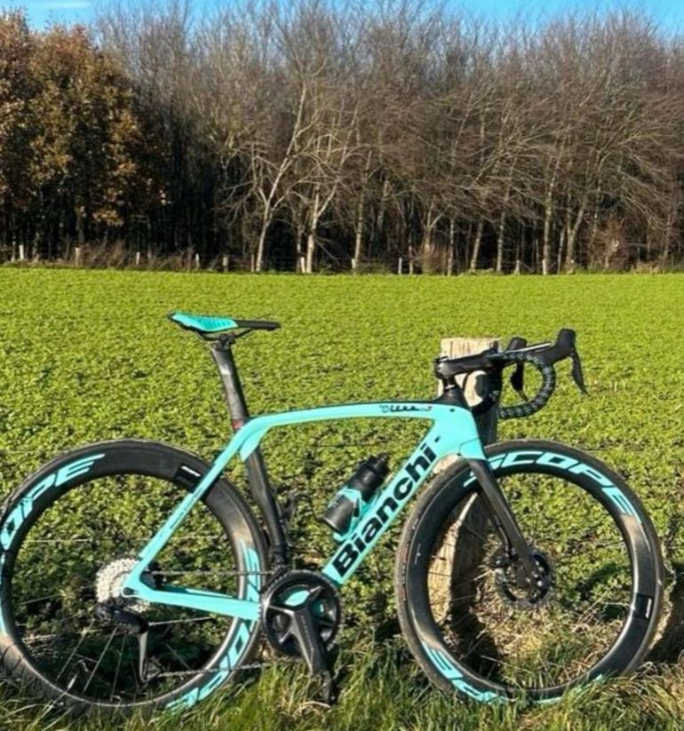Used Bianchi Oltre Shimano Ultegra Di2 2023 Road & Gravel, Blue — image 4 of 4