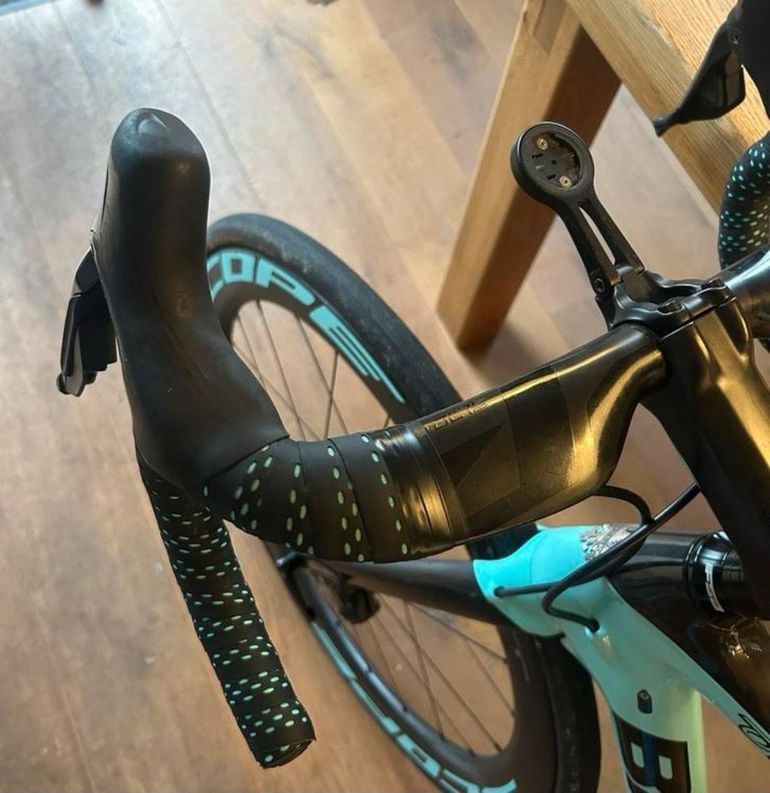 Used Bianchi Oltre Shimano Ultegra Di2 2023 Road & Gravel, Blue — image 2 of 4