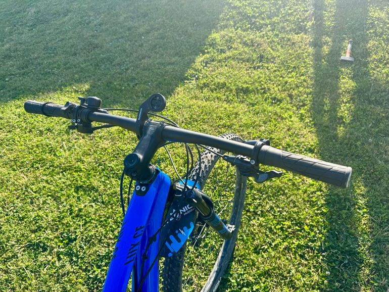 Used Canyon LUX Shimano Deore XT 2018 Mountainbike, Blue — image 7 of 10