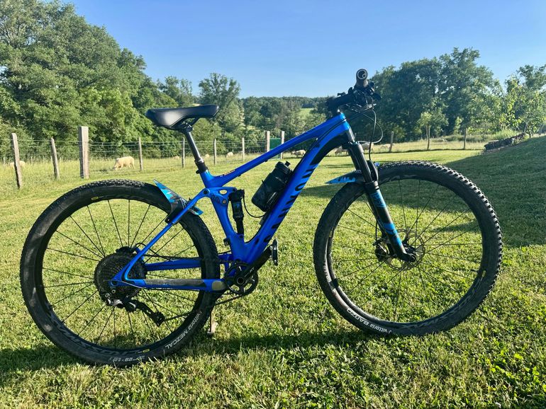 Used Canyon LUX Shimano Deore XT 2018 Mountainbike, Blue — image 1 of 10