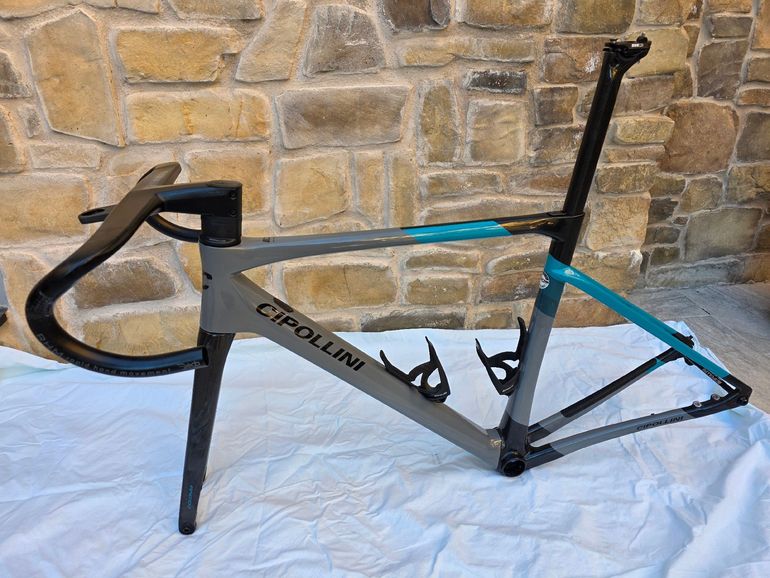 Used Cipollini DOLOMIA - SRAM RED E-TAP AXS D1- Tune Schwarzbrenner 20 Skyline Disc 2024 Frameset 2024 Road & Gravel, Hellgrau — image 2 of 8
