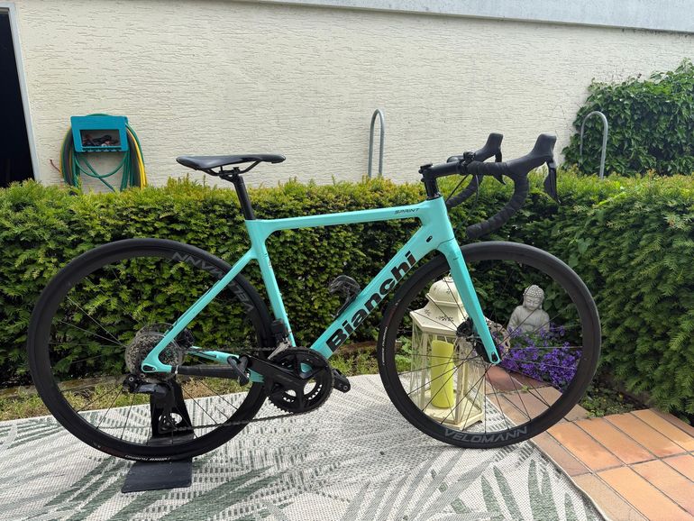 Used Bianchi Sprint - 105 Di2 2022 2022 Road & Gravel, White — image 1 of 4