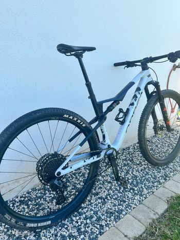 Used Orbea OIZ M10 AXS 2024 2024 Mountainbike, White, 29 — image 2 of 9