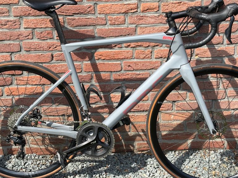 Used BMC Roadmachine 02 THREE 2020 2020 Road & Gravel, Hellgrau — image 1 of 14