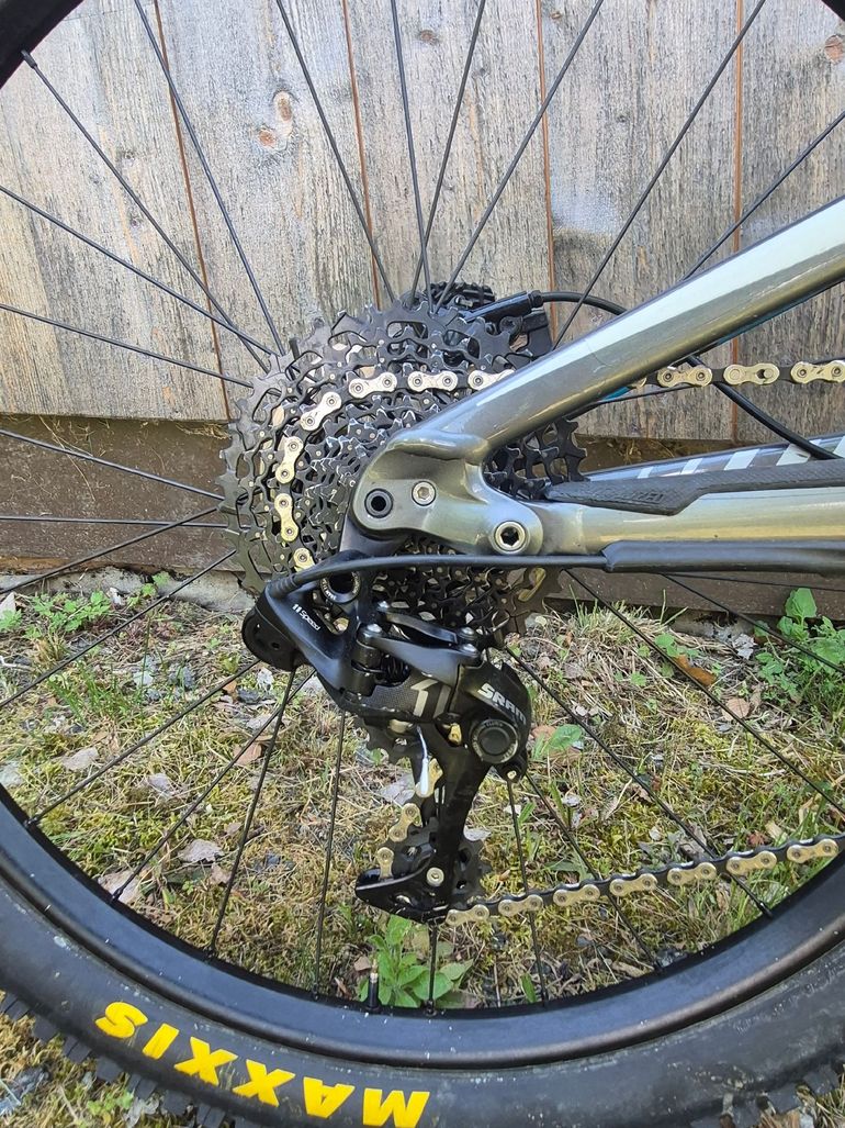 Used Specialized VTT Specialized Enduro Comp 650B 2015 Mountainbike, Light Gray — image 3 of 9