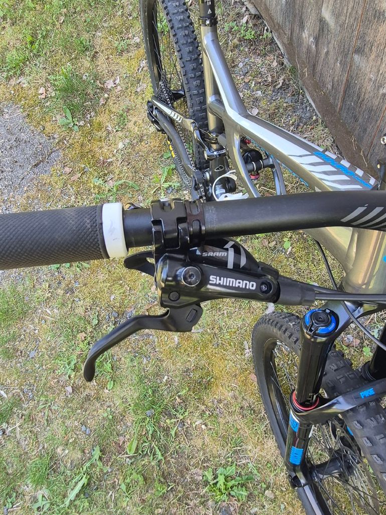 Used Specialized VTT Specialized Enduro Comp 650B 2015 Mountainbike, Light Gray — image 9 of 9