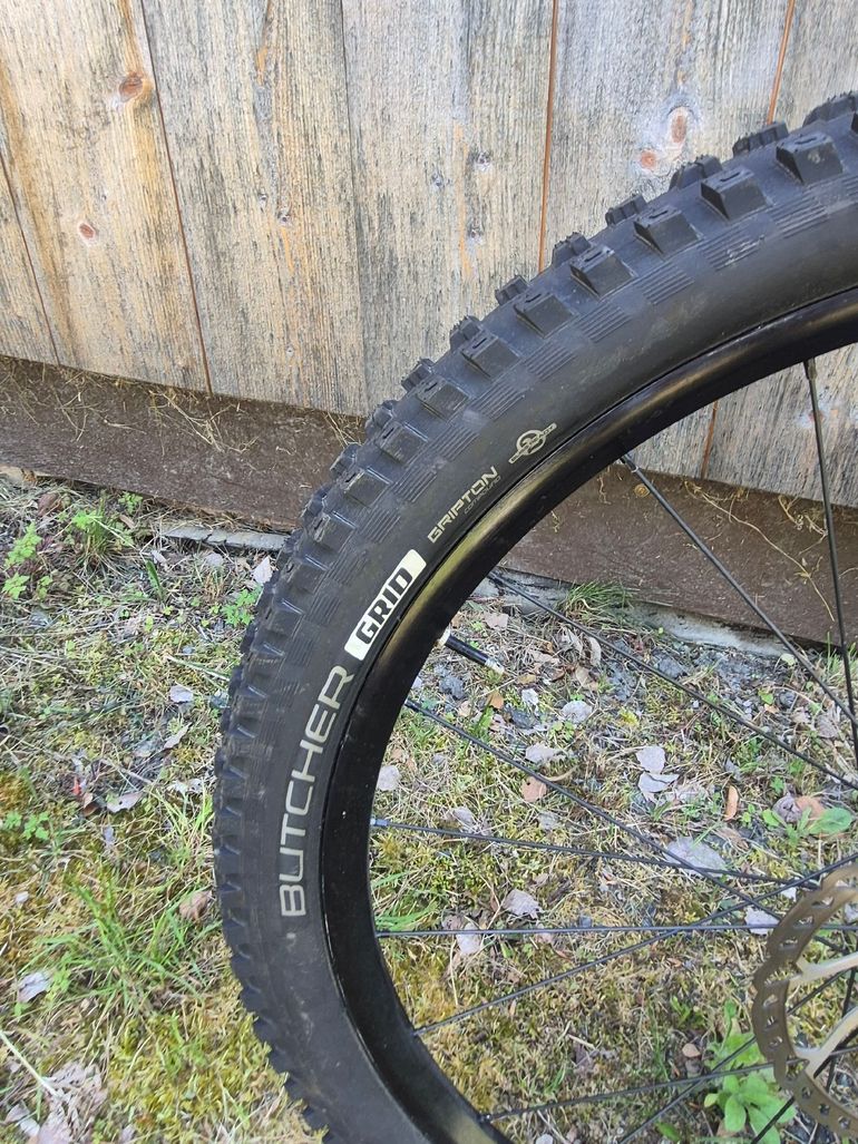 Used Specialized VTT Specialized Enduro Comp 650B 2015 Mountainbike, Light Gray — image 4 of 9