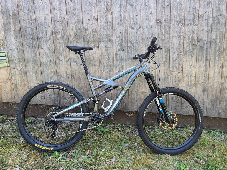 Used Specialized VTT Specialized Enduro Comp 650B 2015 Mountainbike, Light Gray — image 1 of 9