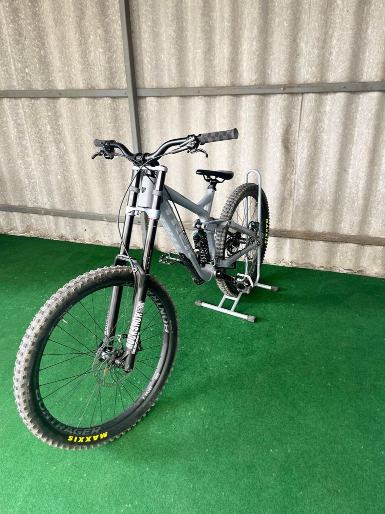Used Trek Session 8 27.5 2019 2019 Mountainbike, Light Gray, 27.5 — image 1 of 19