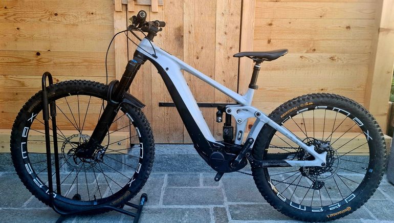 Used Giant Giant Reign E+1 MX 2022 Mountainbike, Light Gray — image 1 of 6