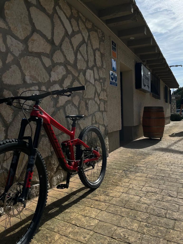 Used Norco Range C2 27.5 2019 2019 Mountainbike, Red, 27.5 — image 1 of 8
