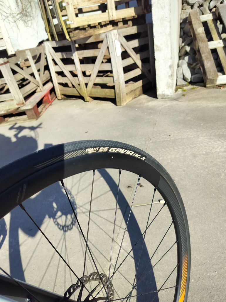 Used Giant FastRoad CoMax 2 2018 Road & Gravel, Light Gray — image 5 of 9