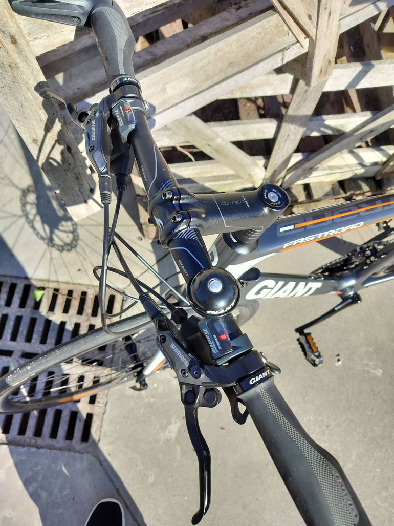 Used Giant FastRoad CoMax 2 2018 Road & Gravel, Light Gray — image 2 of 9
