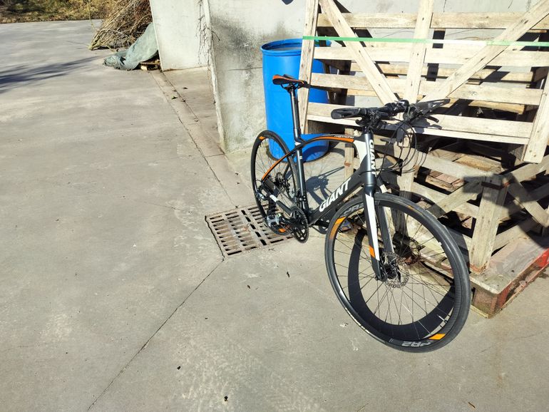 Used Giant FastRoad CoMax 2 2018 Road & Gravel, Light Gray — image 6 of 9