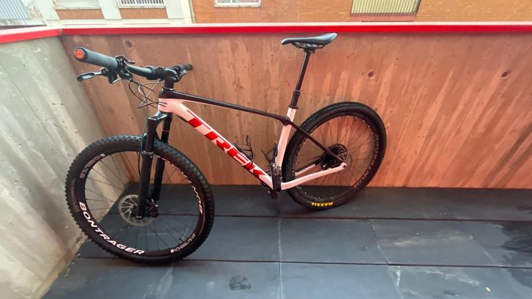 Used Trek Procaliber 9.7 2023 2023 Mountainbike, White, 29, 27.5 — image 1 of 9