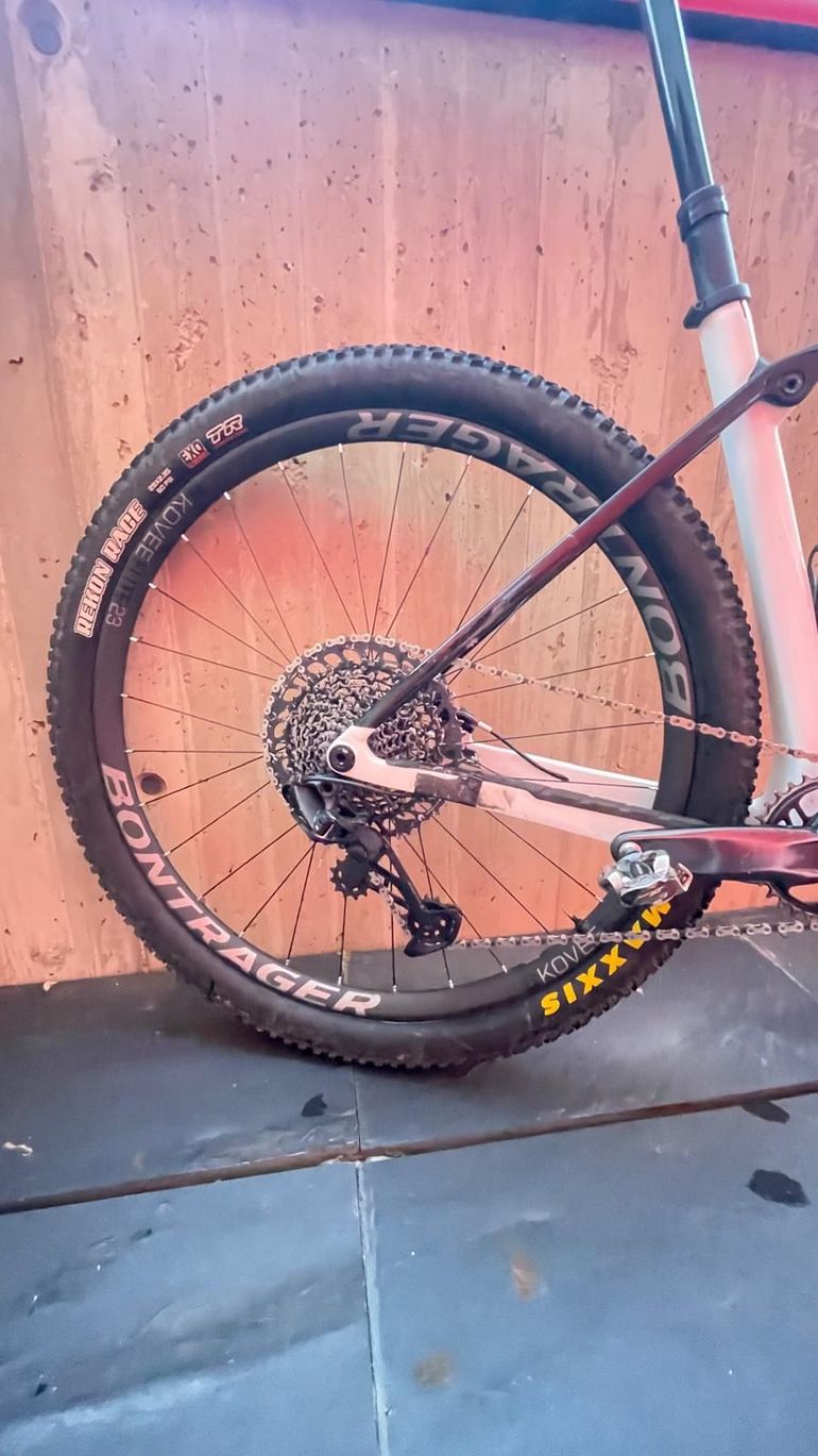 Used Trek Procaliber 9.7 2023 2023 Mountainbike, White, 29, 27.5 — image 4 of 9