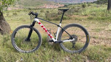 Used Trek Procaliber 9.7 2023 2023 Mountainbike, White, 29, 27.5 — image 2 of 12