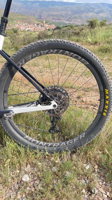 Used Trek Procaliber 9.7 2023 2023 Mountainbike, White, 29, 27.5 — image 3 of 12