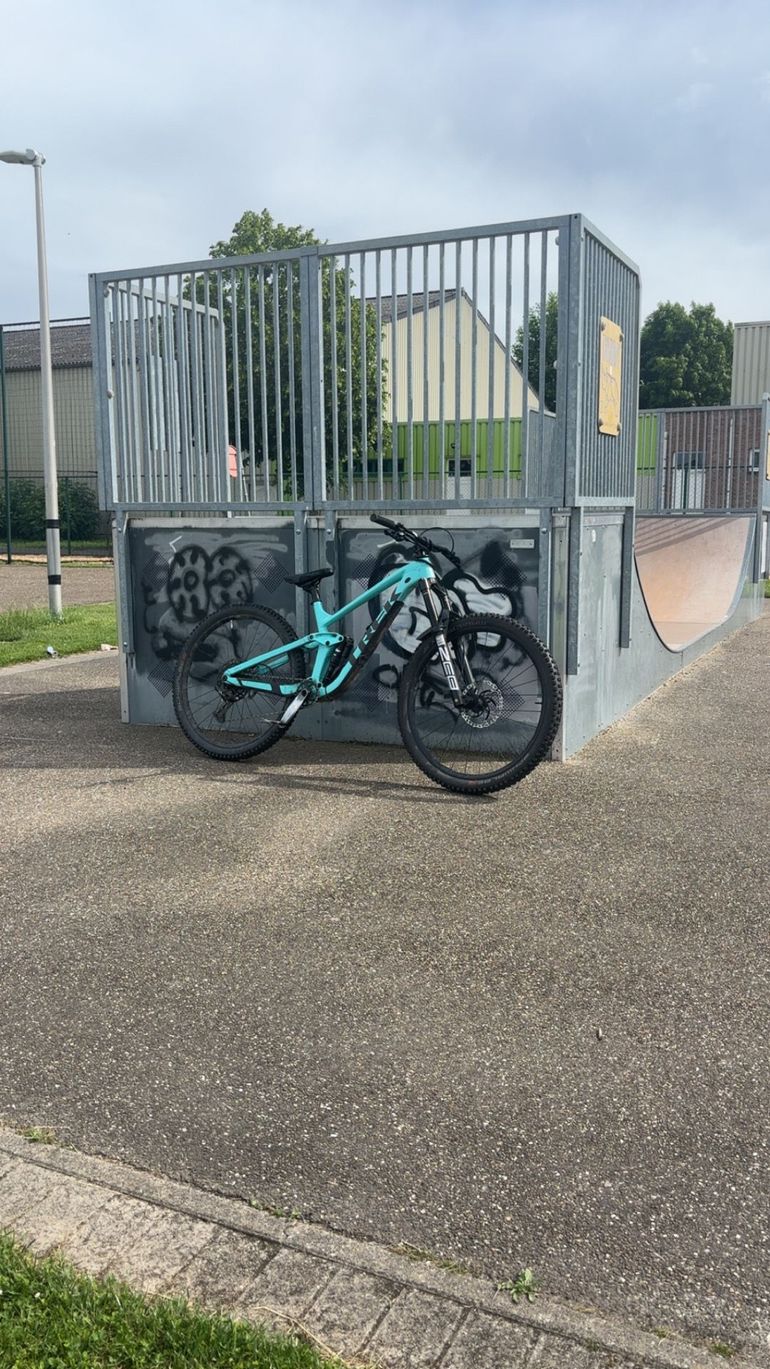 Used Trek Slash 8 Gen 5 2022 2022 Mountainbike, Blue, 29 — image 5 of 5
