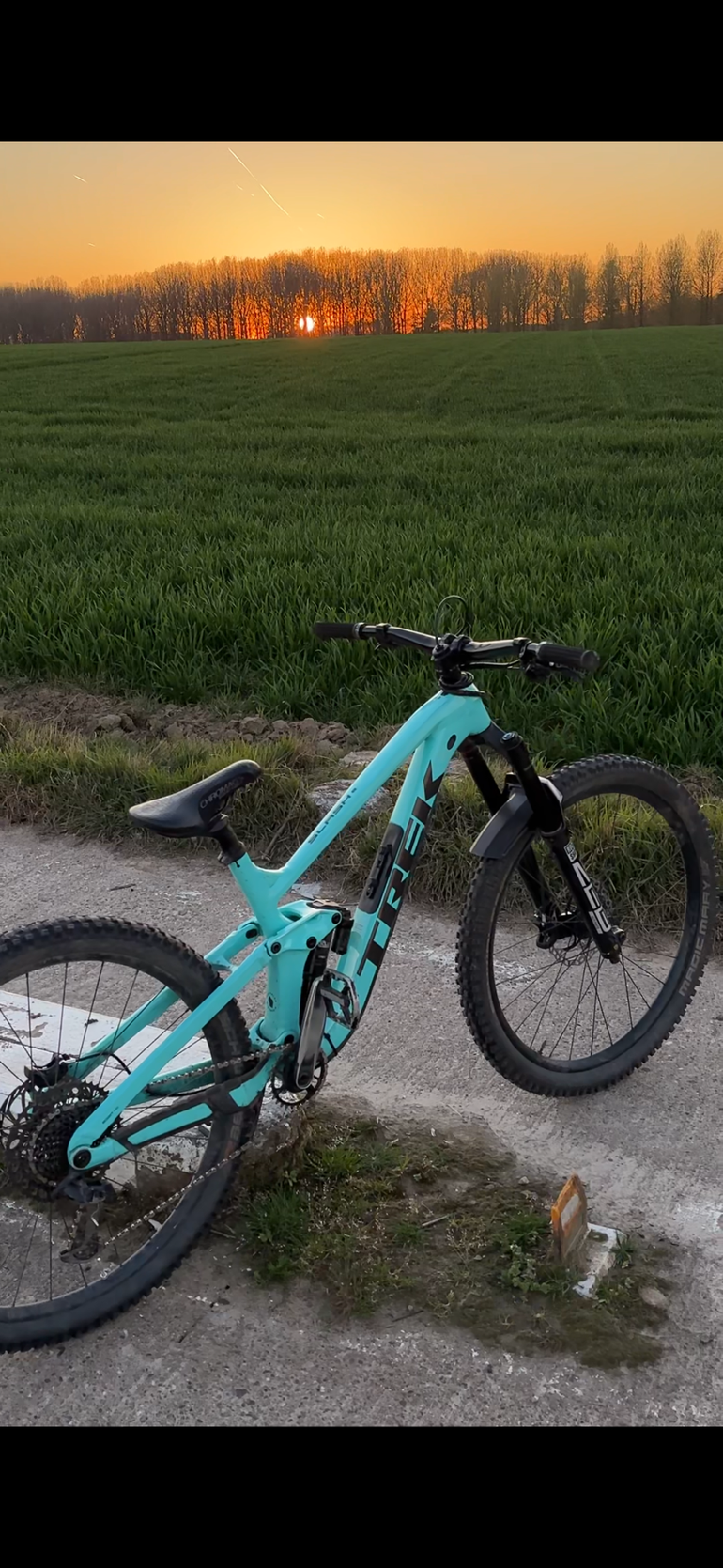 Used Trek Slash 8 Gen 5 2022 2022 Mountainbike, Blue, 29 — image 4 of 5