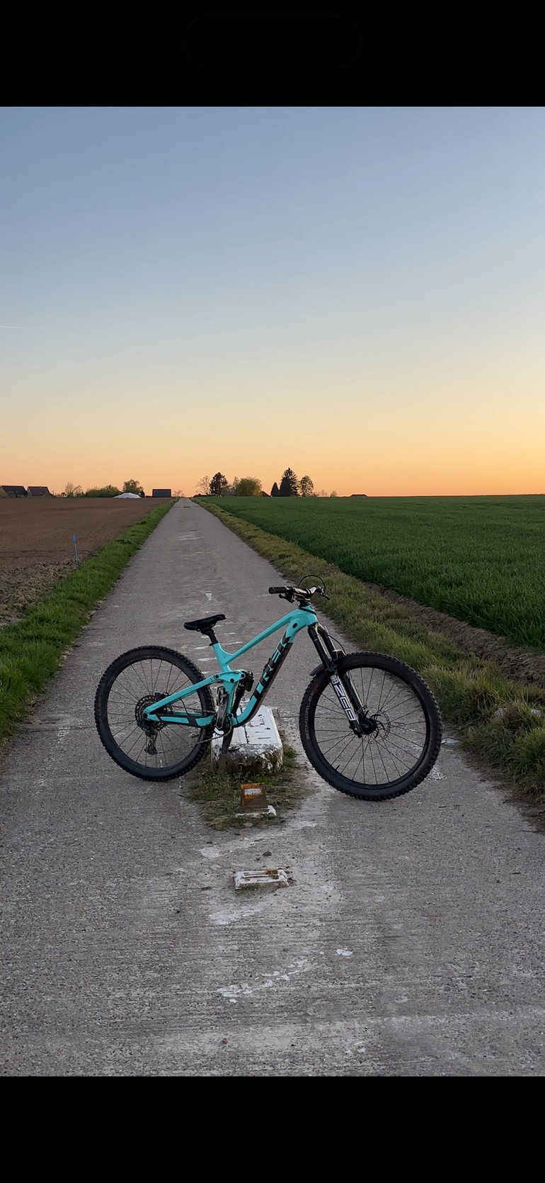 Used Trek Slash 8 Gen 5 2022 2022 Mountainbike, Blue, 29 — image 2 of 5