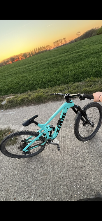 Used Trek Slash 8 Gen 5 2022 2022 Mountainbike, Blue, 29 — image 3 of 5