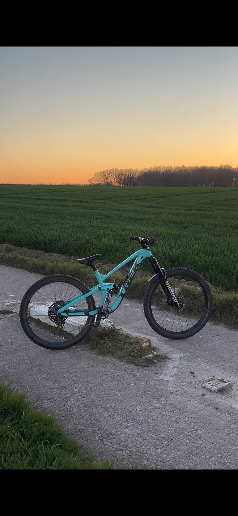 Used Trek Slash 8 Gen 5 2022 2022 Mountainbike, Blue, 29 — image 1 of 5