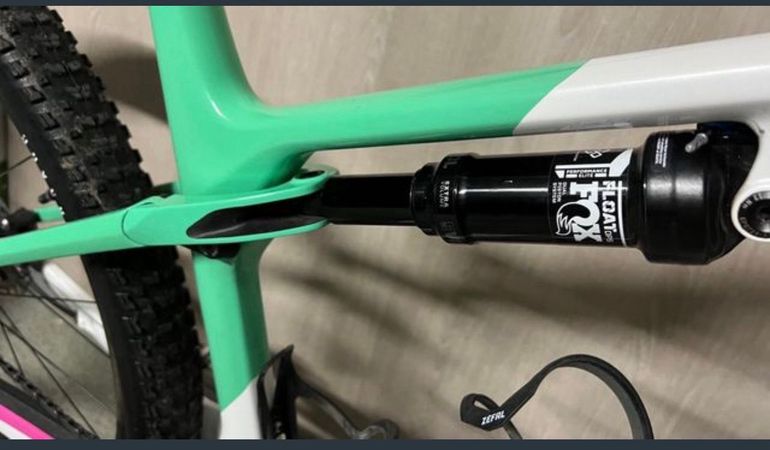 Used Canyon Lux World Cup CF 7 2023 2023 Mountainbike, White, 29 — image 2 of 5