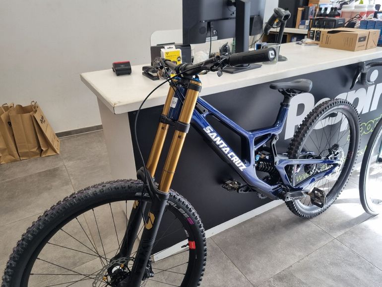 Used Santa Cruz V10 DH X01 2027 2027 Mountainbike, Blue, 29, 27.5 — image 3 of 3