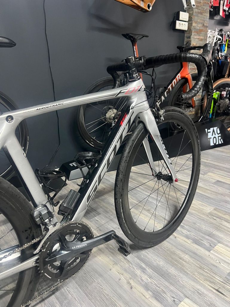 Used Scott Scott Foil 15 Ultegra Di2 10V Roues Carbone Veltec 2012 Road & Gravel, Hellgrau — image 2 of 8