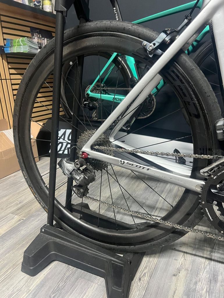 Used Scott Scott Foil 15 Ultegra Di2 10V Roues Carbone Veltec 2012 Road & Gravel, Hellgrau — image 4 of 8