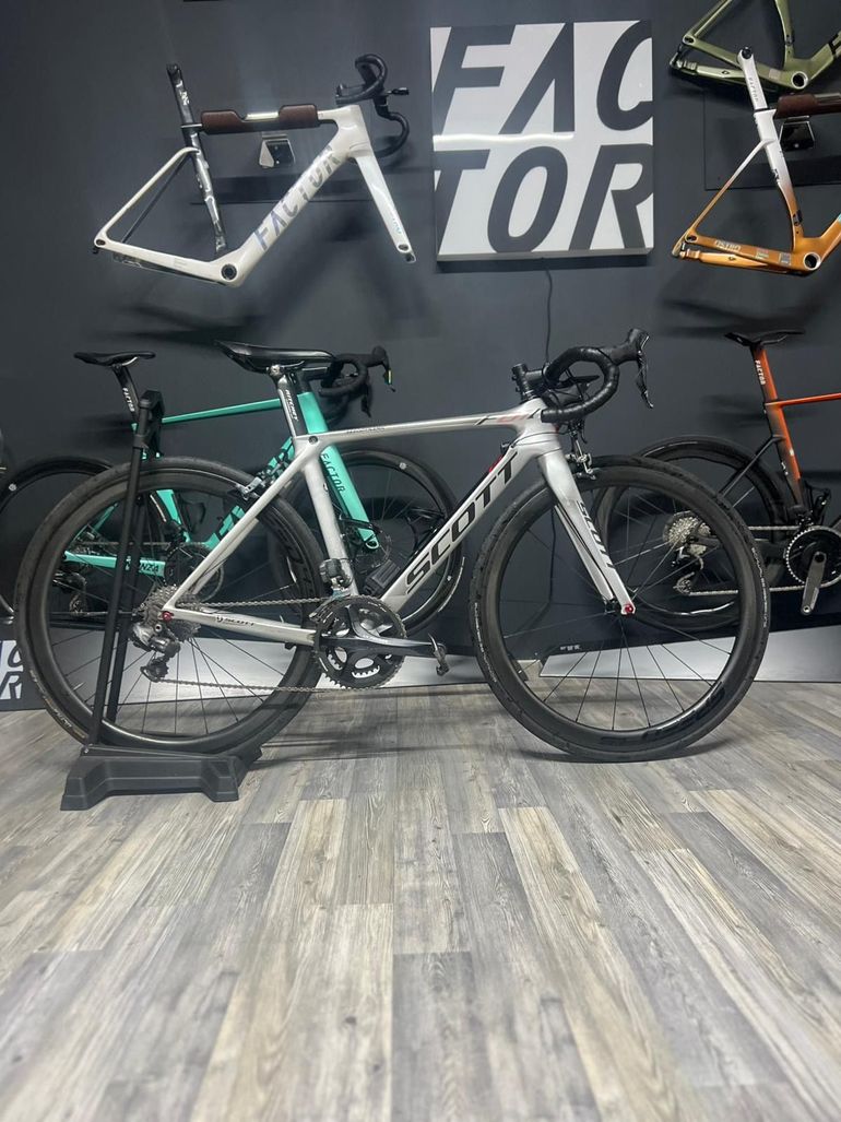Used Scott Scott Foil 15 Ultegra Di2 10V Roues Carbone Veltec 2012 Road & Gravel, Hellgrau — image 1 of 8