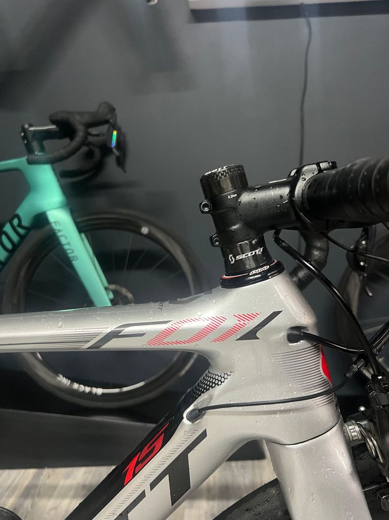 Used Scott Scott Foil 15 Ultegra Di2 10V Roues Carbone Veltec 2012 Road & Gravel, Hellgrau — image 7 of 8