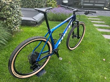 Used Trek Procaliber 9.7 2023 2023 Mountainbike, Blue, 29, 27.5 — image 3 of 13
