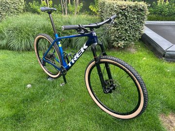 Used Trek Procaliber 9.7 2023 2023 Mountainbike, Blue, 29, 27.5 — image 2 of 13