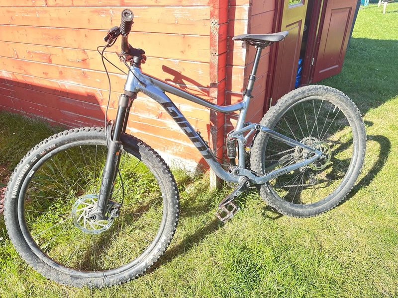 Giant Stance 29 2 2022 2022 Mountainbike de segunda mano, Gris claro — imagen 2 de 16