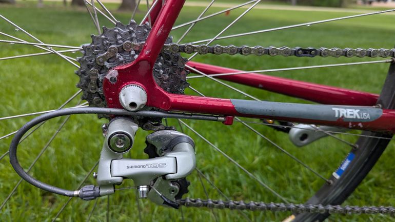Used Trek Vintage Trek 2200 Carbon Road Bike – Shimano 105 – GP5000 Tires – 58cm 1998 Road & Gravel, Light Gray — image 2 of 14