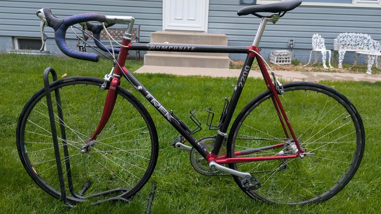 Used Trek Vintage Trek 2200 Carbon Road Bike – Shimano 105 – GP5000 Tires – 58cm 1998 Road & Gravel, Light Gray — image 6 of 14