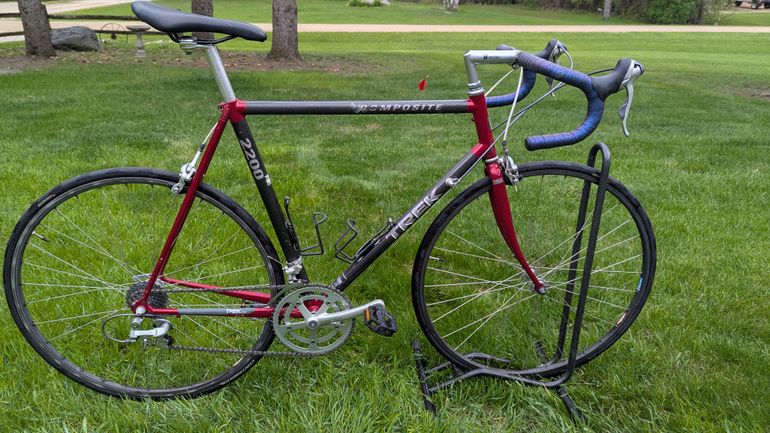 Used Trek Vintage Trek 2200 Carbon Road Bike – Shimano 105 – GP5000 Tires – 58cm 1998 Road & Gravel, Light Gray — image 1 of 14